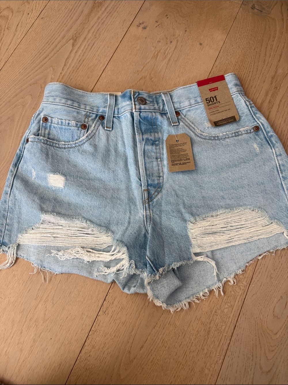 Levi's NEW Light tBlue Distressed High-Rise Denim Shorts size 28 - Picture 9 of 9